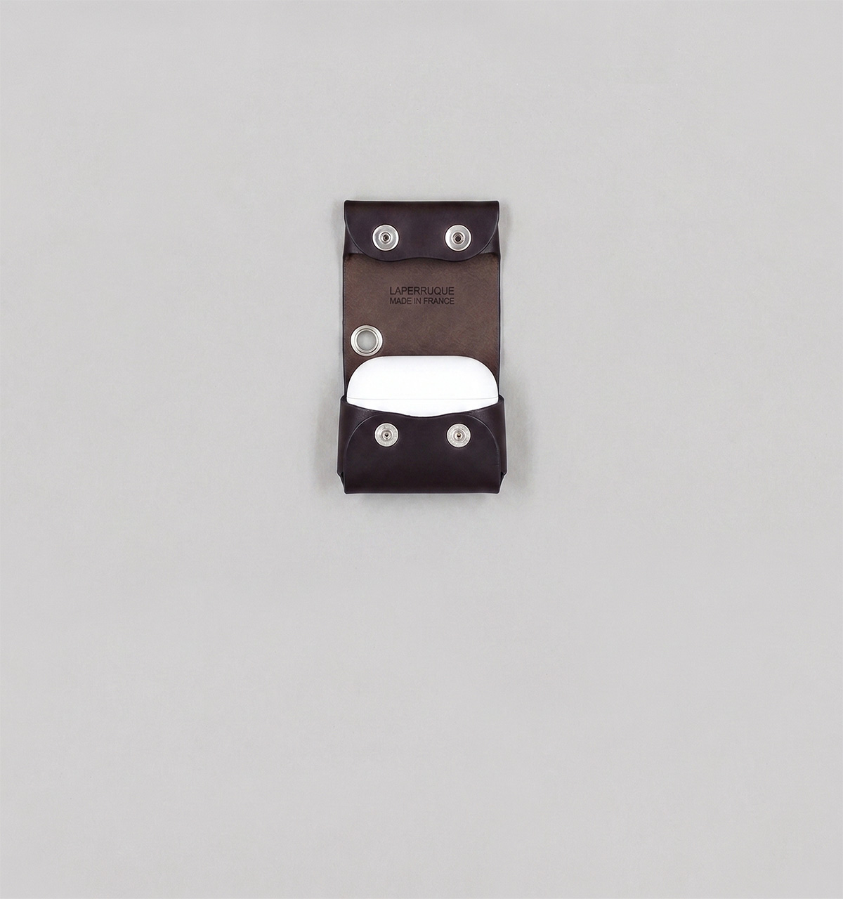 Étui pour Airpods Open Source en Veau Végétal Chocolat